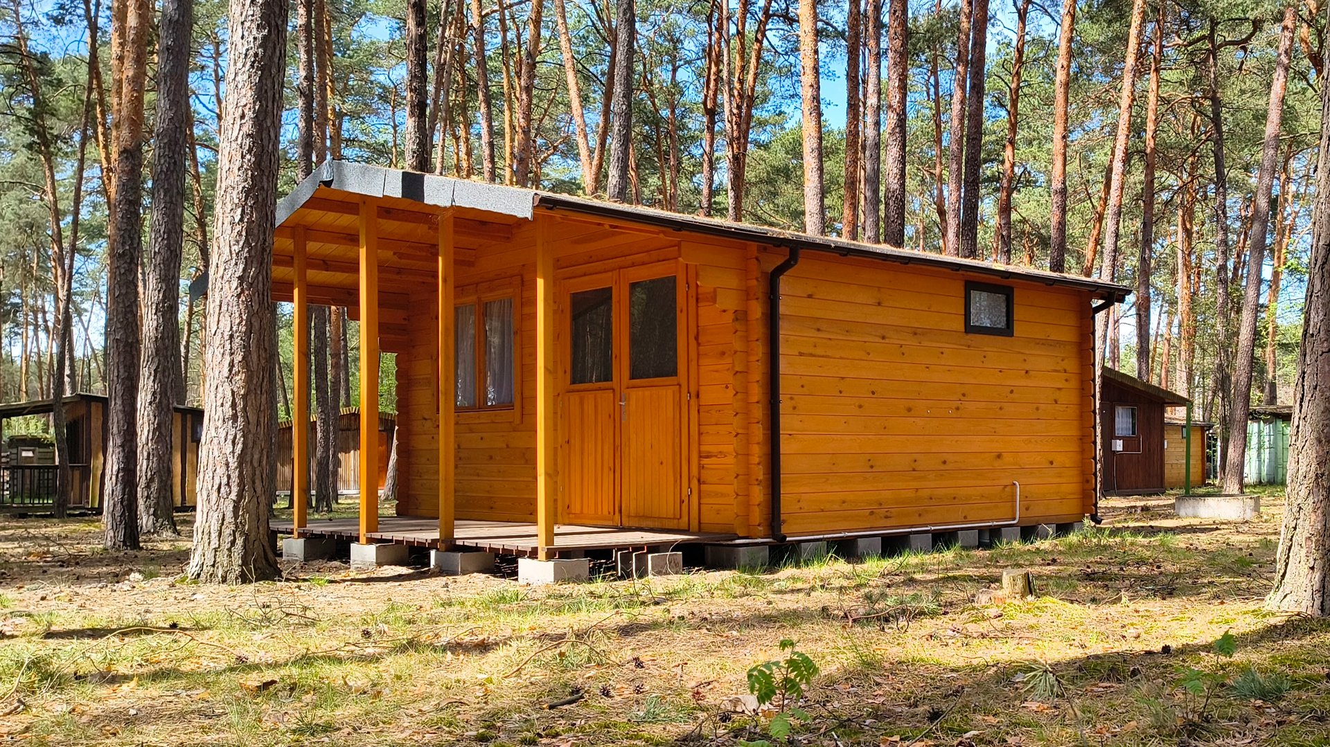 Domek 2-osobowy PLUS — widok z boku