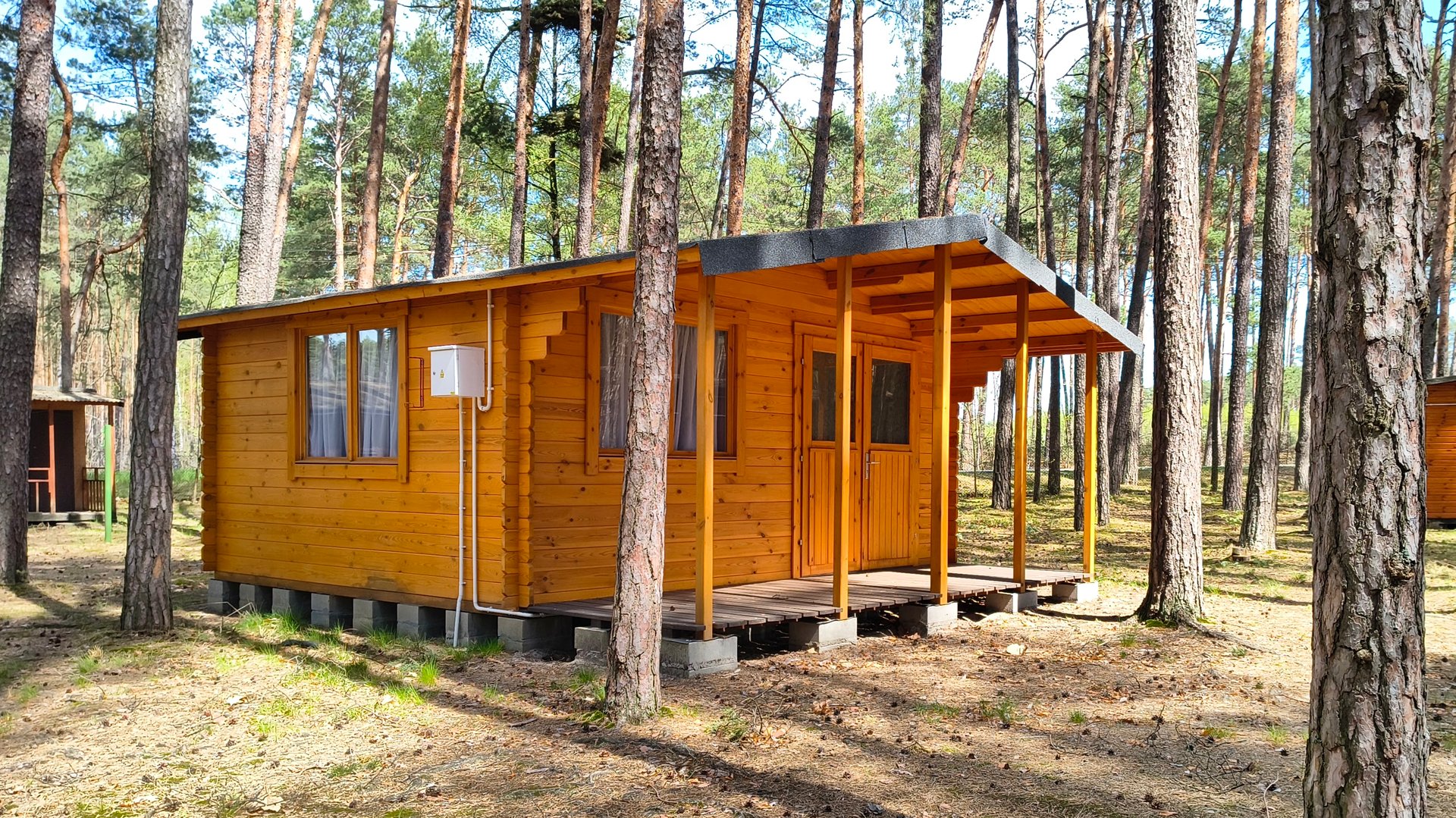 Domek 3-osobowy PLUS — widok z zewnątrz, weranda