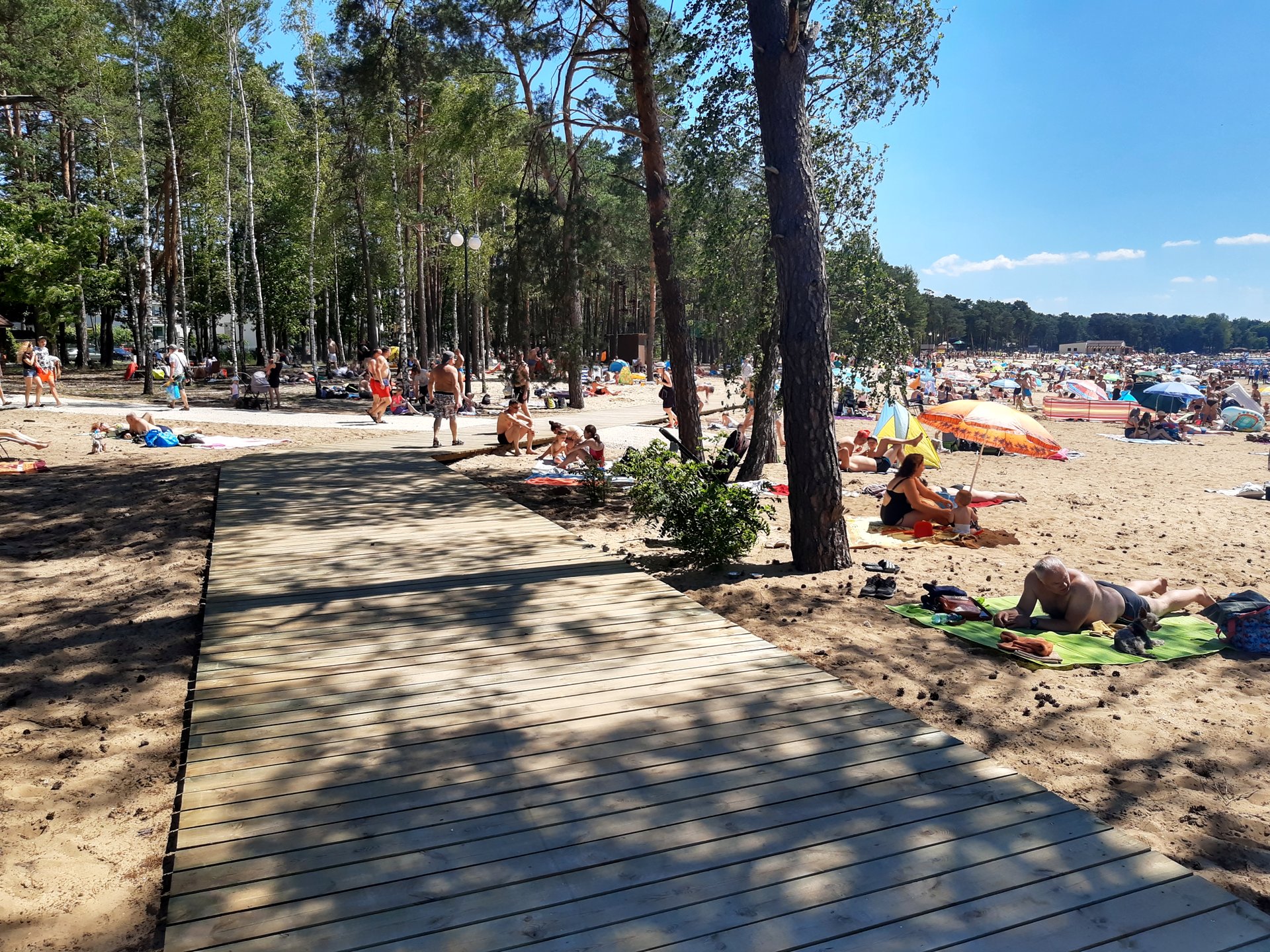 Zalew Sielpia — piaszczysta plaża i drewniany pomost
