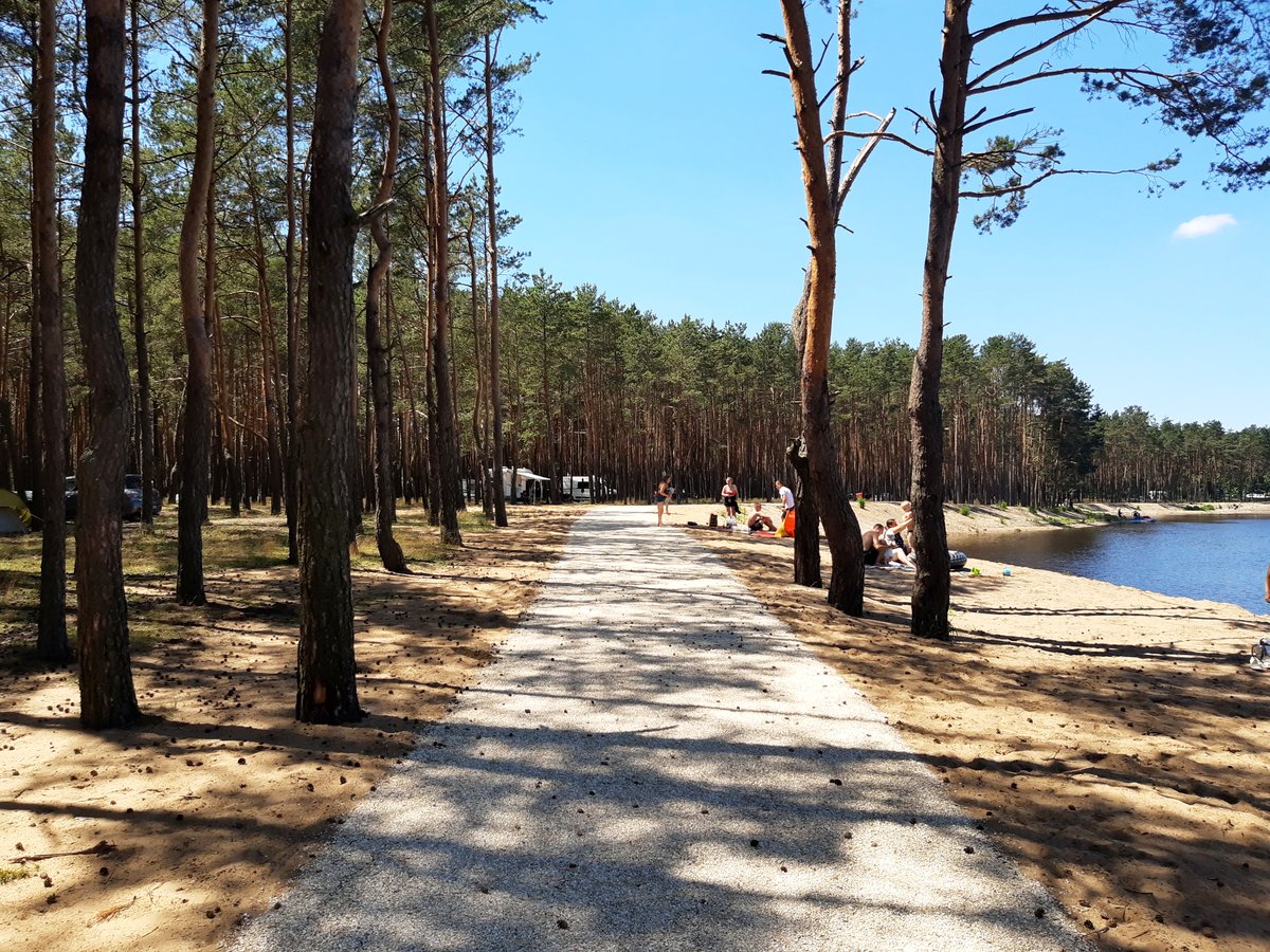 Droga prowadząca na piaszczystą plażę przy zalewie — 300 m od ośrodka